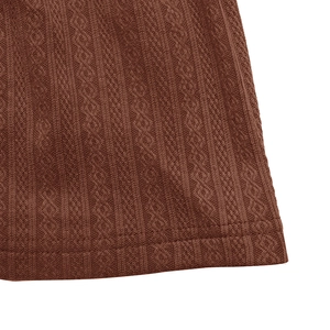 Nahaufnahme von elegantem dunkelbraunem Strickstoff mit vertikalen Streifen und Rauten