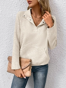 Detail von Waffelstrick und Knopfleiste am beigen Langarm-Sweatshirt für Damen