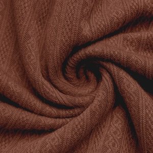 Makroaufnahme von dunkelbraunem Strickstoff mit eleganten vertikalen Rippenmustern