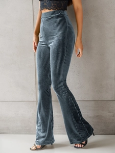 Détail du pantalon évasé en velours bleu à taille haute avec texture côtelée sur mannequin