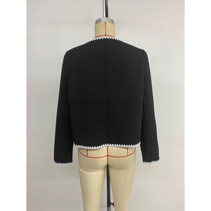 Cardigan court en tweed noir avec bordures ondulées blanches et tissu texturé