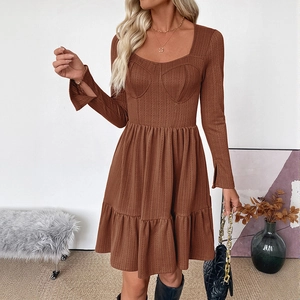 Damen Elegant Eckiger Ausschnitt Langarm Minikleid Gerippte Textur Hohe Taille Gestufter Rüschensaum Strickkleid Kaffeebraun