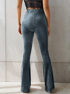 Détail de la taille haute élastique et texture côtelée du pantalon évasé gris-bleu