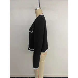 Veste classique en tweed noir et blanc avec bordure ondulée contrastée et vue latérale