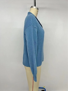 Détail du cardigan en maille côtelée bleu ciel avec fermeture éclair et col montant