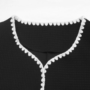 Cardigan noir élégant avec bordure en dentelle blanche et col en V à manches longues