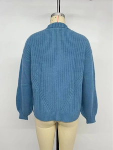 Détail des coutures en V texturées sur ce cardigan en maille côtelée bleue pour femme