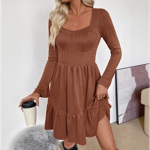 Elegantes karamellfarbenes Kleid mit quadratischem Ausschnitt und gerippter Textur