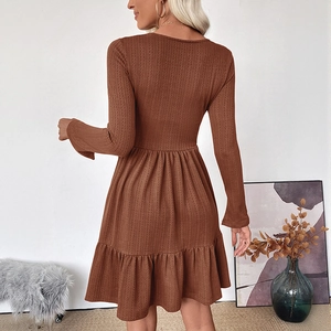 Elegantes braunes langärmliges Minikleid mit quadratischem Ausschnitt und Rüschensaum