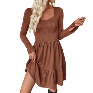 Elegantes braunes Langarm-Strickkleid mit Karree-Ausschnitt und Rüschensaum