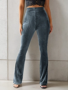 Détail macro de la texture à rayures verticales sur le pantalon évasé taille haute gris bleu