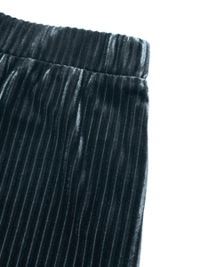 Détail de la taille élastique haute sur un pantalon évasé à rayures bleu marine