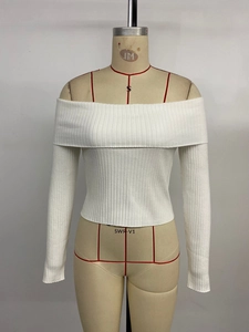 Nahaufnahme der weißen Rippstrick-Stoffstruktur bei einem schulterfreien Strickpullover