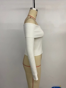 Detail eines weißen schulterfreien Strickpullovers mit Rippstrickstruktur auf einer Puppe