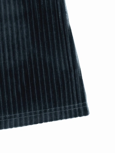 Détail du pantalon évasé à rayures à taille haute montrant l'ourlet à double couture