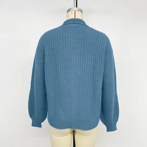 Gilet en maille bleue avec motif en V au dos et col montant sophistiqué