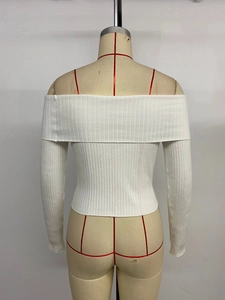 Detail des weißen Rippstrickstoffs und des Off-Shoulder-Ausschnitts am Langarmshirt