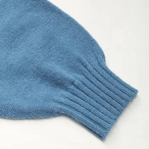 Gilet en maille bleue avec poignets côtelés et col montant à texture détaillée