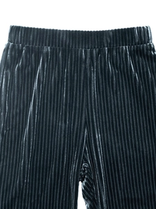 Détail d'un pantalon en velours plissé à taille haute avec fini métallique et élastique