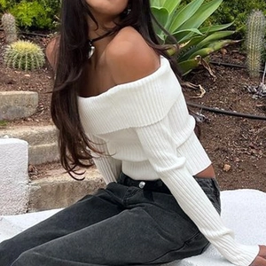 Eleganter weißer schulterfreier Rippstrickpullover mit langen Ärmeln in Außenansicht