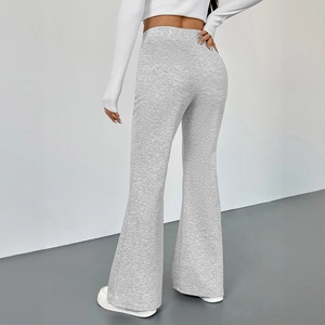 Vue arrière du pantalon évasé gris clair à coupe ajustée et taille haute pour femme