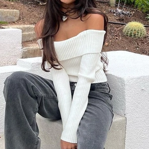 Schulterfreier weißer Rippstrick-Pullover mit langen Ärmeln und weiten Jeans