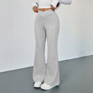 Pantalon évasé gris pour femme avec taille en V croisée et tissu en maille douce mode