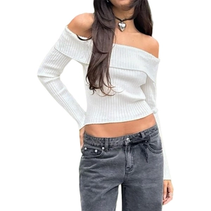 Damen Schulterfreier Langarm-Strickpullover in Weiß mit Rippenmuster und bauchfreiem Schnitt