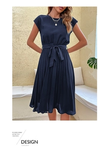 Detail of navy blue sleeveless pleated midi dress with an elegant waist tie design