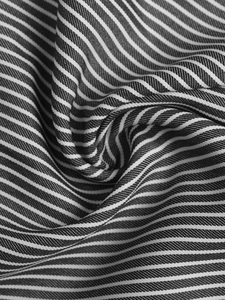 Dettaglio macro del tessuto twill a righe bianche e nere con una consistenza liscia