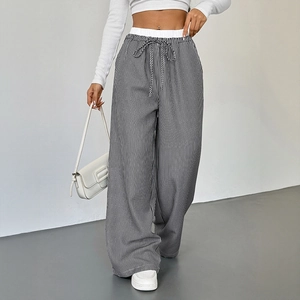 Damen Hose mit hohem Bund, weitem Bein und vertikalen schwarz-weißen Streifen mit Kordelzug