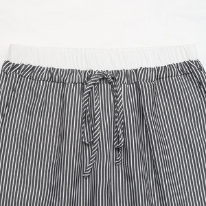 Schwarz-weiße gestreifte Freizeithose mit hoher Taille und Kordelzug am Bund