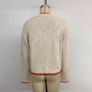 Pull en maille crème pour femmes avec bordure contrastée rouge et motif losange au dos