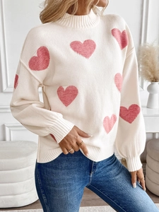 Details der rosa Herz-Jacquard-Muster auf weichem cremefarbenem Rollkragenpullover