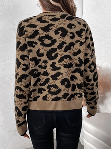 Dettaglio del cardigan in maglia leopardata con polsini a costine e motivo sul retro