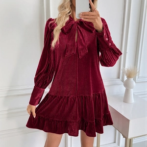 Damen Elegant Weinrot Samt Kleid Langarm Schleife Ausschnitt Rüschen Saum A-Linie Slim Fit Party Herbst Winter Midi Kleid