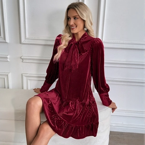 Elegantes weinrotes Samt-Minikleid mit großer Schleife am Kragen und Laternenärmeln