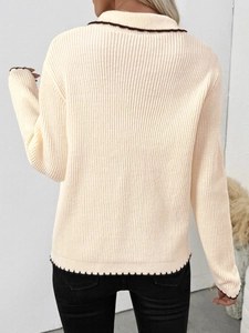 Vue arrière du cardigan en maille crème avec bordures contrastées marron foncé sur l'ourlet