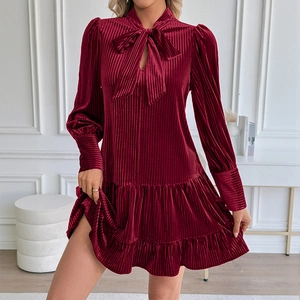 Elegantes burgunderrotes Samtkleid mit langen Ärmeln, Schleife und Plissee-Struktur