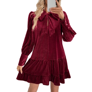 Elegantes bordeauxrotes Samtkleid mit Langarm, Schluppenknoten und Rüschensaum
