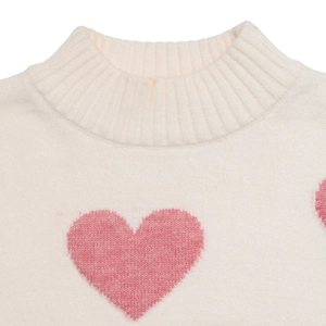 Detailansicht des cremefarbenen Strickpullovers mit weichem rosa Jacquard-Herz-Muster