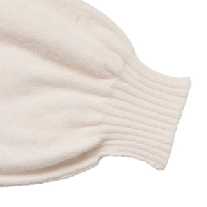 Detailaufnahme der cremeweißen Rippbündchen an einem weichen Jacquard-Strickpullover