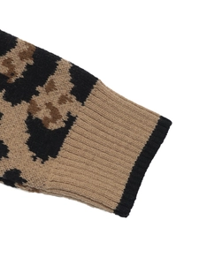 Dettaglio dei polsini a costine del cardigan leopardato con bordi neri a contrasto