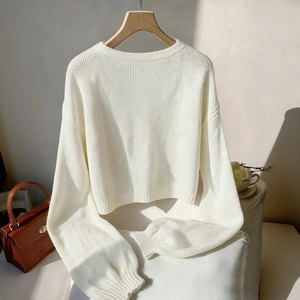 Weißer Strickpullover mit Rundhalsausschnitt, Rippbündchen und flauschiger Textur