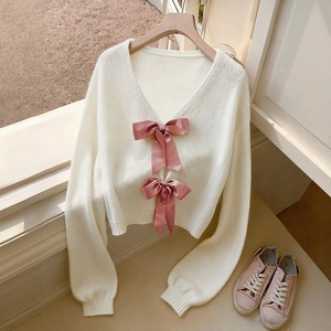 Eleganter cremeweißer Strickpullover mit V-Ausschnitt und großen rosa Satinschleifen