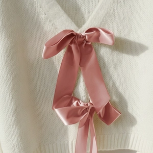 Damen Strickpullover in Creme mit V-Ausschnitt und eleganten rosa Satinschleifen