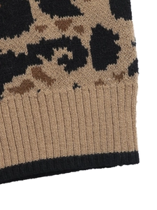 Dettaglio del cardigan in maglia leopardata con bordo a costine e rifiniture in nero