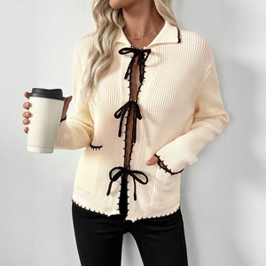 Cardigan beige élégant en maille avec nœuds noirs et finitions contrastées femme