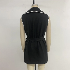 Veste sans manches mi-longue pour femme en noir avec bordures festonnées et ceinture à nouer