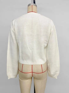Detaillierte Rückansicht der weißen Langarm-Strickjacke mit Rippbündchen und Saumdesign